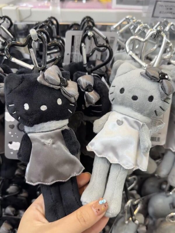 [日本預訂 超難買] 長腿 Hello Kitty 最新黑天使掛飾 - Image 3