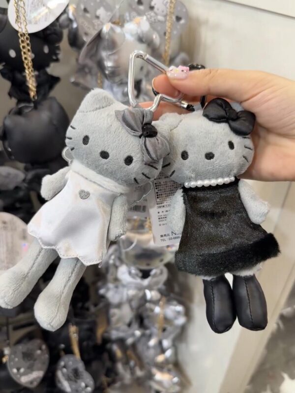 [日本預訂 超難買] 長腿 Hello Kitty 最新黑天使掛飾 - Image 2