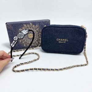 Chanel Beauty 2025年聖誕絨毛化妝袋 x 頭箍套裝